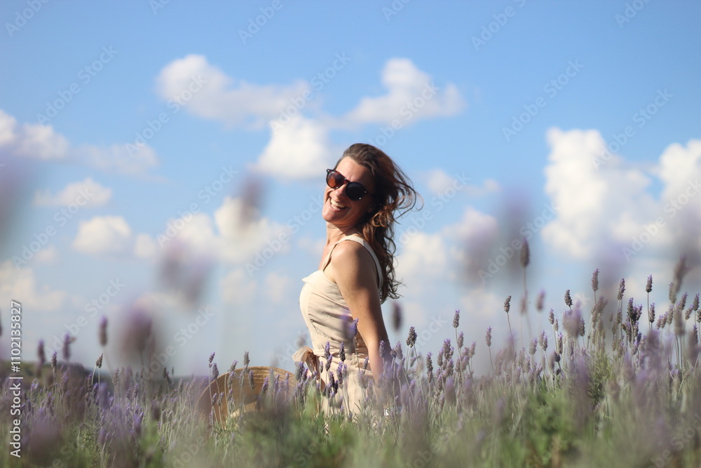 mulher em campo de lavandas, em carambeí, paraná 