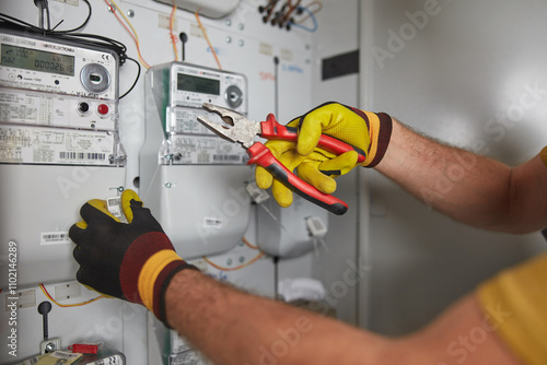 Obraz na płótnie Technician working on a modern electricity power meter station. w salonie