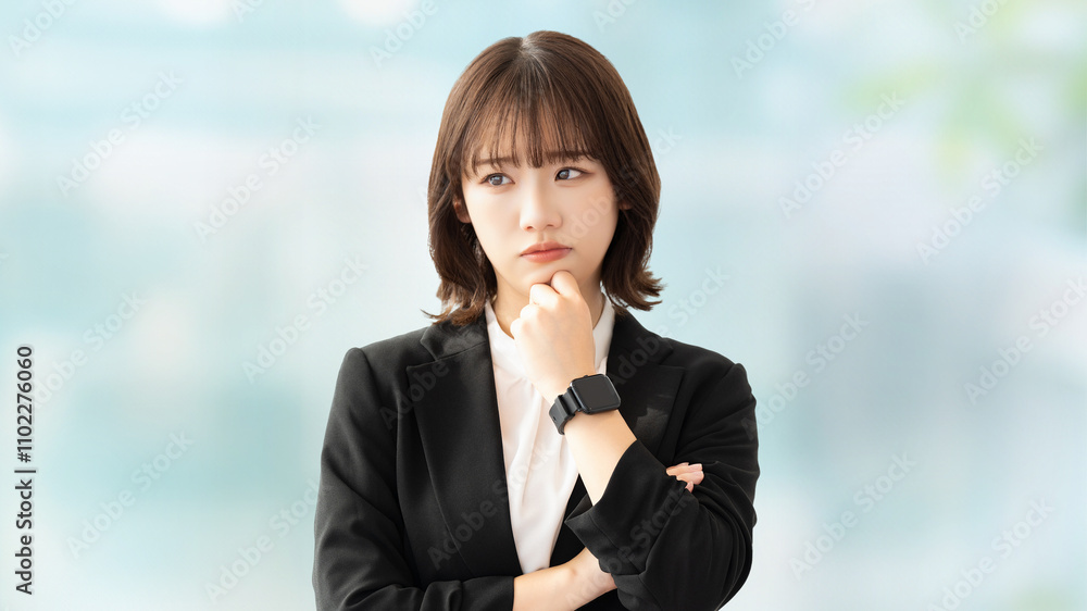 Fototapeta premium 考えごとをする若い女性・ビジネスウーマン