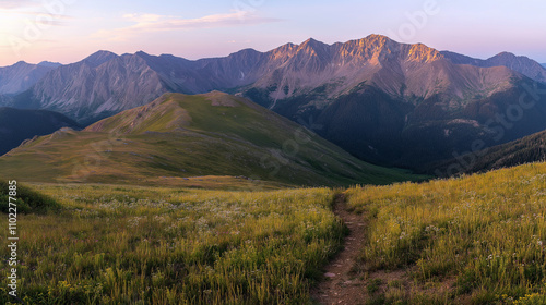 Grüne Berglandschaft mit Wanderweg im Morgenlicht