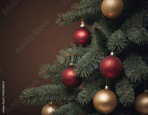 Dettaglio di palline natalizie rosse appese ai rami di un albero di Natale.