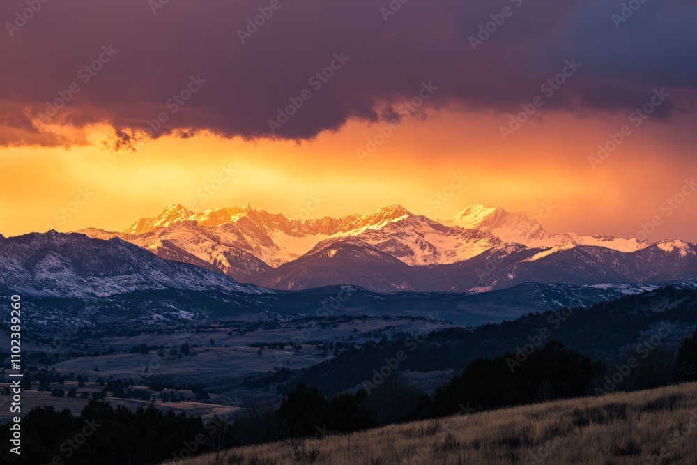 Obraz premium Mountains stretch across the horizon, bathed in an otherworldly golden light, symbolizing serenity and the eternal beauty of natural landscapes captured at dusk.