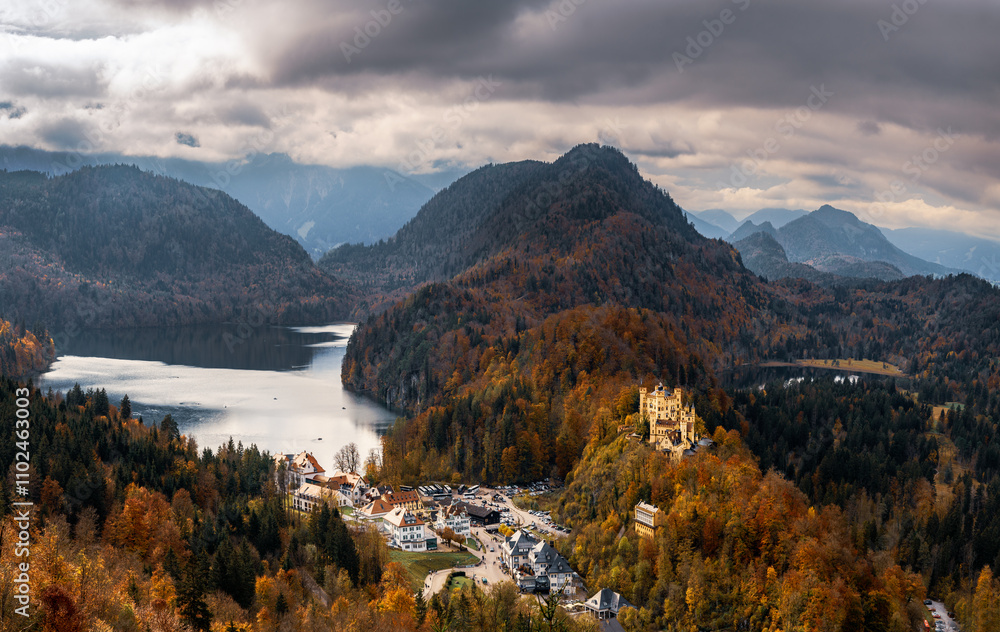 Krajobraz górski, widok na jezioro oraz zamek w Schwangau, Niemcy