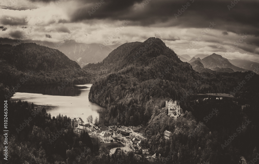 Krajobraz górski, widok na jezioro oraz zamek w Schwangau, Niemcy