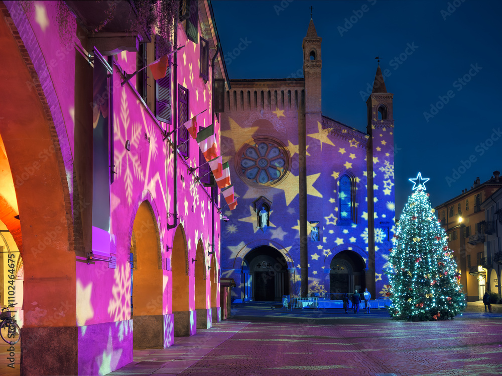 Φωτογραφία A historic Italian church illuminated with colorful light projections and a Christmas tree in the center of cobblestone town square in Alba, Italy