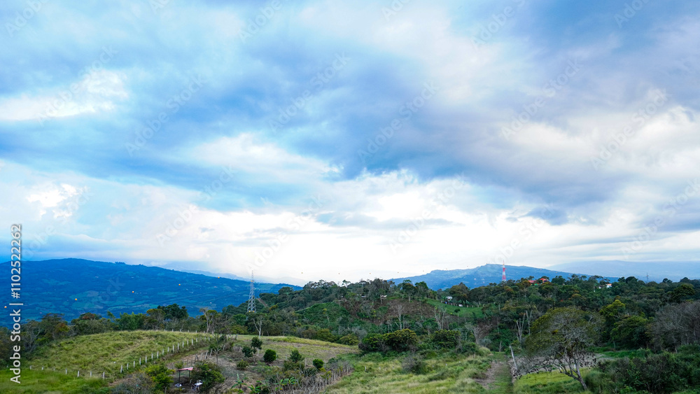 Naklejka premium Praderas con arboles y colinas