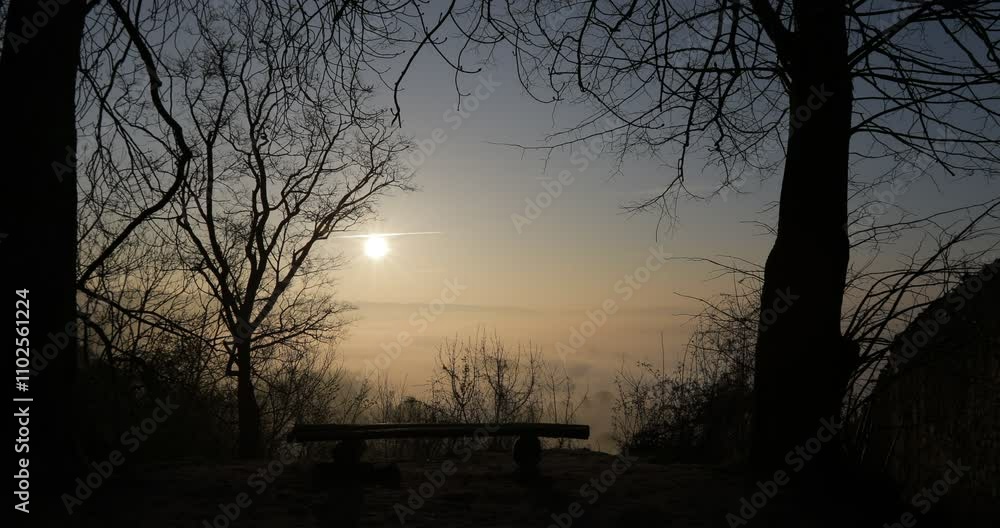 banc face à une mer de brume banc face à une mer de brume