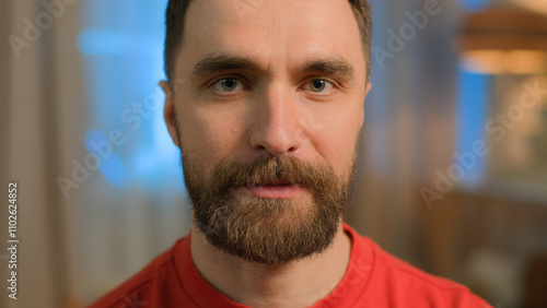 Konstfotografi Caucasian adult man close up portrait bearded millennial 30s guy husband dad fat