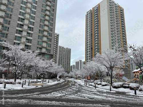 눈 쌓인 아파트 단지 photo