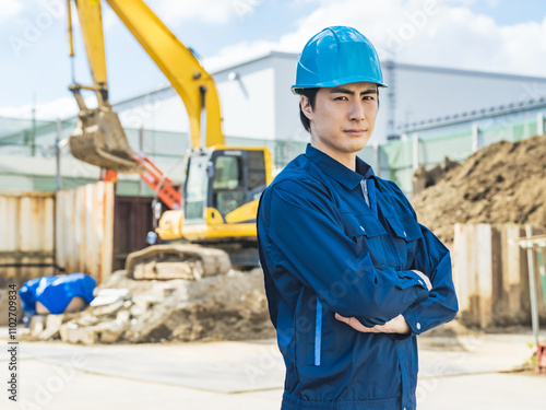 産業廃棄物、処理場、建設、残土、土木、ゼネコン、工事、安全、現場、作業員、エンジニア、労働者、仕事、転職、就職、監督、ヘルメット、建機、重機、パワーショベル、盛り土、建設発生土、地盤改良、整地、建築、腕組み、自信、信頼、シリアス、真剣、人材、働く、検査、ビジネス、経営、工務店、事業、業務、公共、埋立、配管、工場、産業、回収、管理、リサイクル、処理、再生土、処分、人物