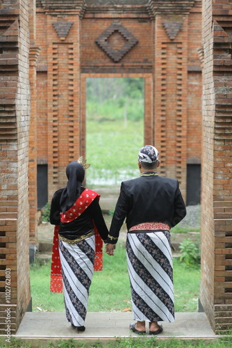 couple photo wearing traditional Javanese clothes outdoors