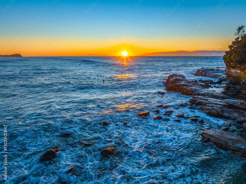 Obraz premium Winter Sunrise and Surfs Up