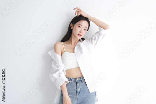 白いシャツを着た若い女性のヘルシーなビューティーポートレート