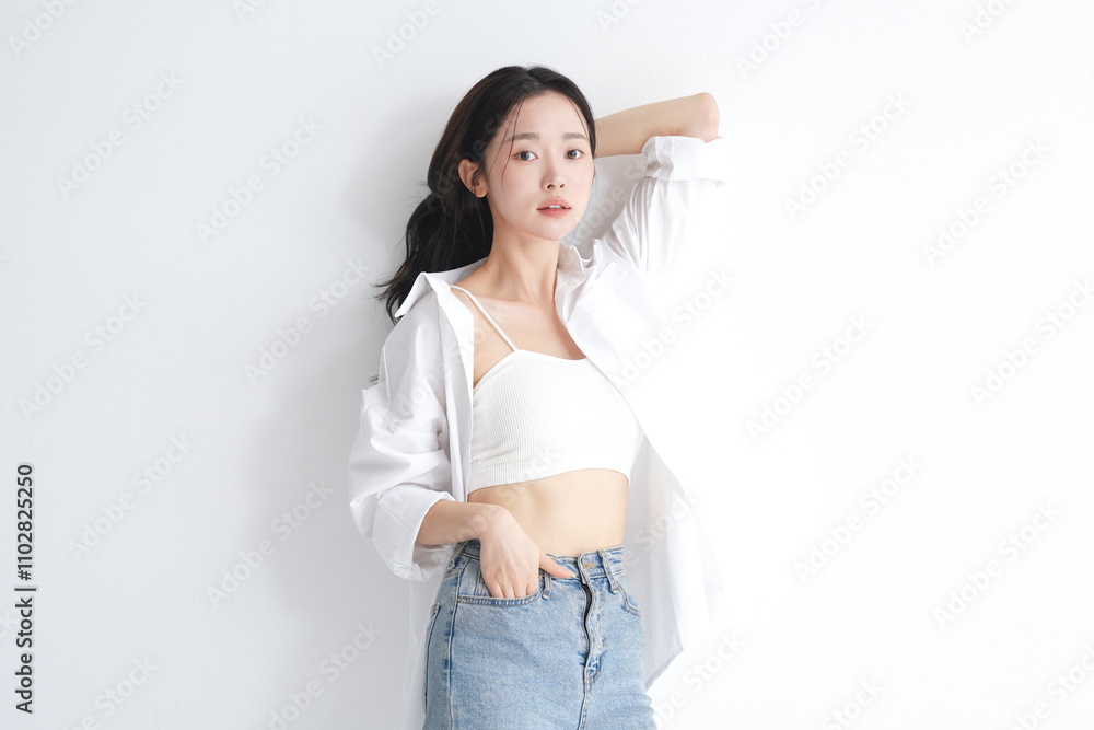 白いシャツを着た若い女性のヘルシーなビューティーポートレート 白いシャツを着た若い女性のヘルシーなビューティーポートレート