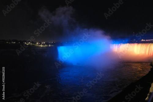 Obraz na płótnie Niagara Falls - Bridal Veil & Horseshoe Falls Night Lights w salonie