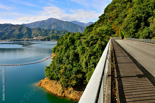 宮ヶ瀬湖を周る北岸林道より秋の丹沢山地を望む
