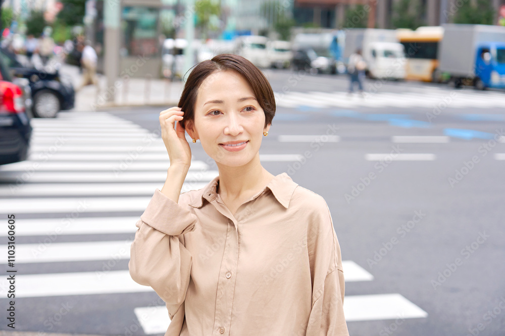 Fototapeta premium 女性ポートレート 都会