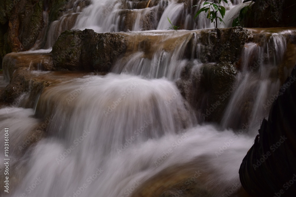 Obraz premium Travel to waterfalls during the rainy season, The tiers of the waterfall contrast beautifully with the sky