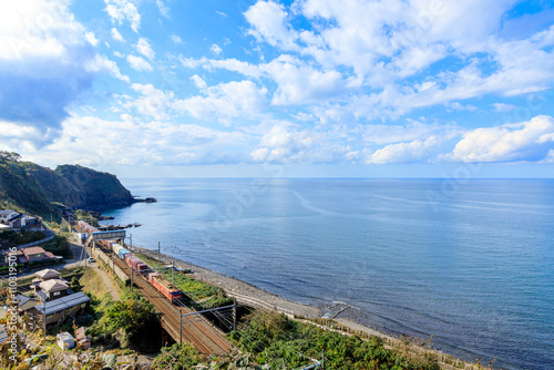 青海川から望む日本海と貨物列車