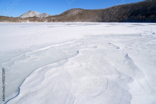 結氷した赤城山の小沼