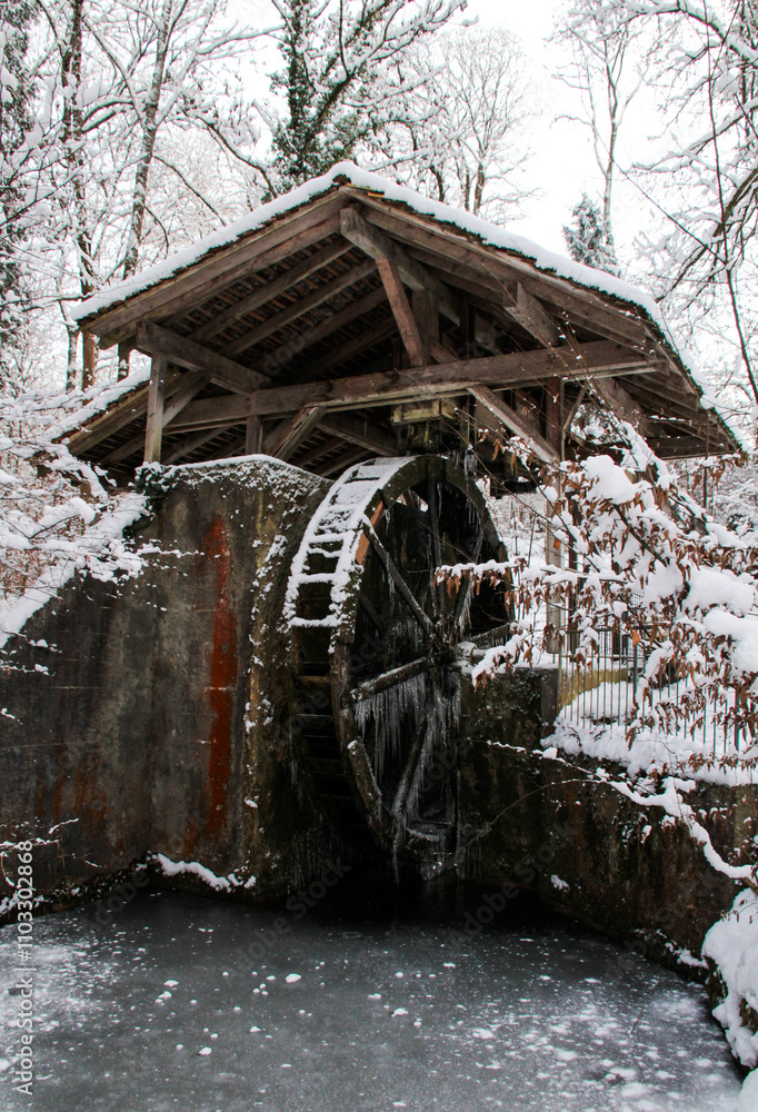 Obraz premium old mill in the snow