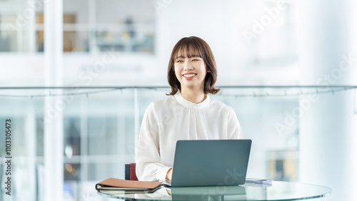 Konstfotografi デスクワークをする笑顔の女性・ビジネスウーマン