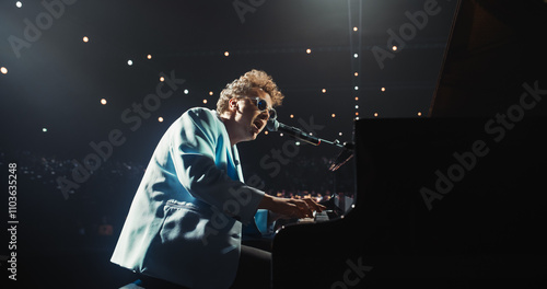 Foto Musician Pours His Soul Into the Grand Piano, Filling the Venue With Expressive Notes and Soulful Singing