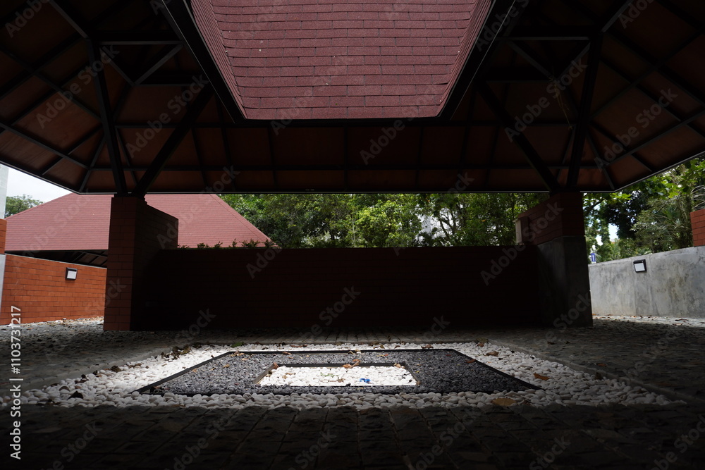 Semi-outdoor garden in a roofed area in the middle there is a box area that is exposed to sunlight coming in from the open roof Semi-outdoor garden in a roofed area in the middle there is a box area that is exposed to sunlight coming in from the open roof