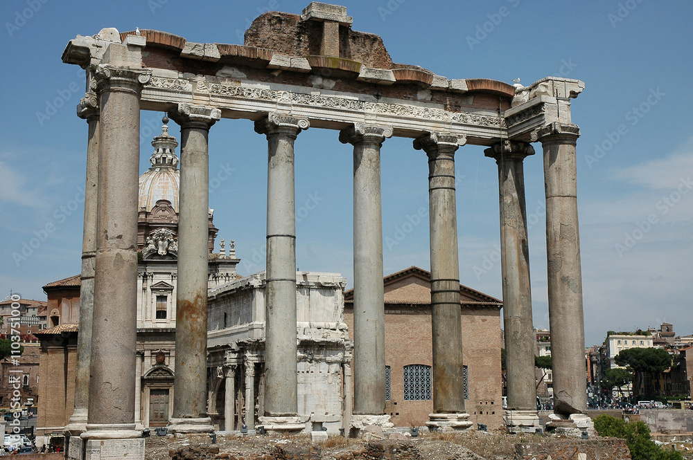 Columnas del antiguo templo de Saturno, en el Foro Romano, en el centro histórico de la ciudad de Roma, Italia