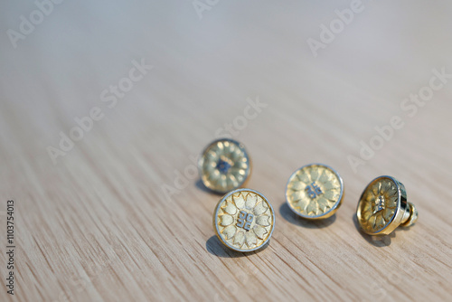 行政書士４人のバッジ