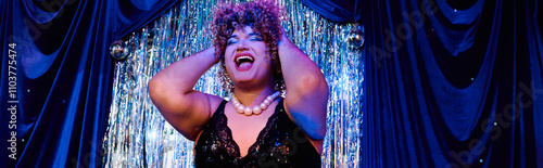 Canvastavla Eccentric drag queen wows with vibrant makeup and thrilling presence at holiday show
