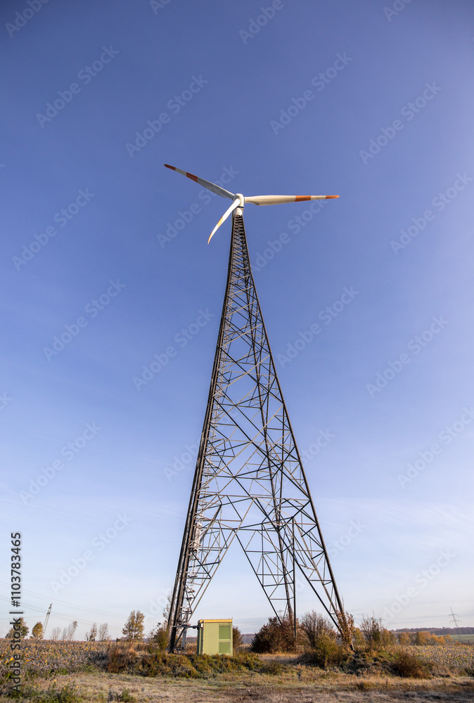 Windrad von unten mit Blick in den bauen Himmel Windrad von unten mit Blick in den bauen Himmel