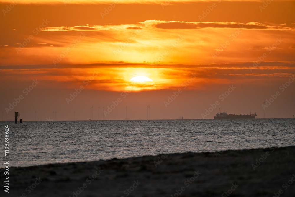 Sonnenaufgang am Naturstrand in Schillig, Wangerland, November 2024