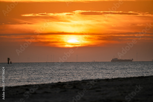 Obraz na płótnie Sonnenaufgang am Naturstrand in Schillig, Wangerland, November 2024 w salonie