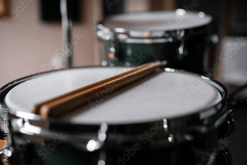 Foto Drum sticks on a snare drum