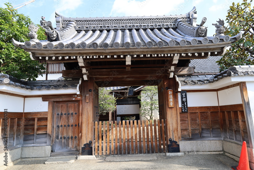 Fototapeta premium A Japanese temple :A scene of the entrance gate to the precincts of Shintoku-ji Temple in Kyoto City