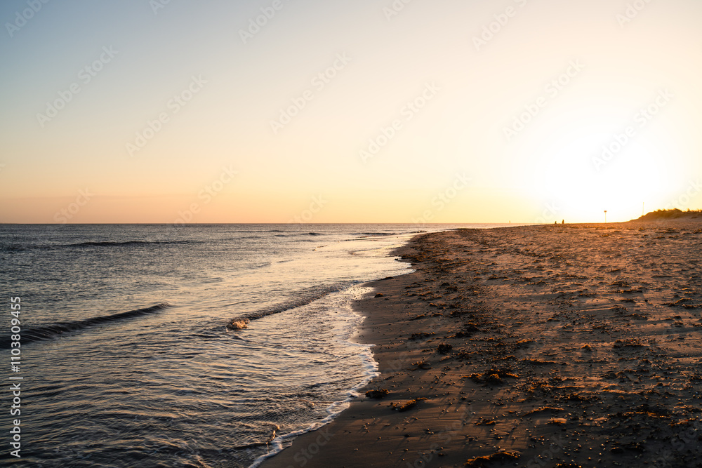 Sonnenaufgang am Naturstrand in Schillig, Wangerland, November 2024