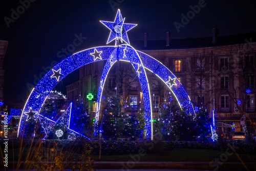 Décorations lumineuses de Noël en extérieur, les guirlandes sont bleues avec des étoiles blanches en LED photo