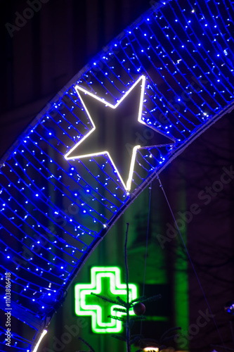 Décorations lumineuses de Noël en extérieur, les guirlandes sont bleues avec des étoiles blanches en LED photo