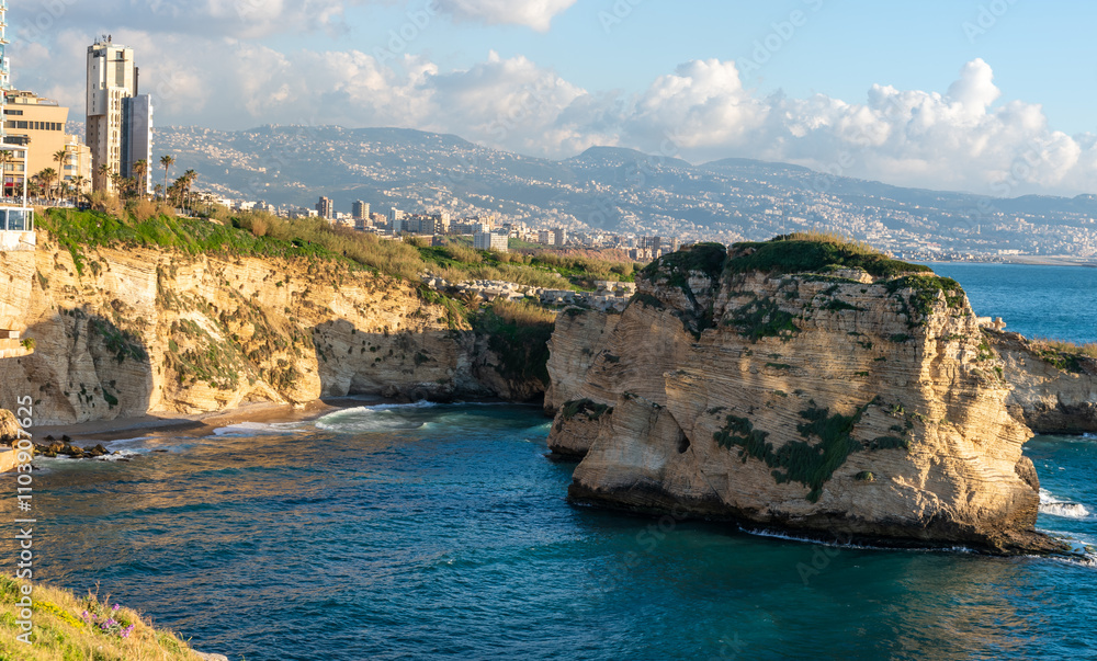 Obraz premium Raouche or pigeons rock beirut, Lebanon