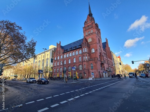 Sicht auf eine befahrene Hauptstrasse mit dem Rathaus Steglitz - Berlin Steglitz - Zehlendorf