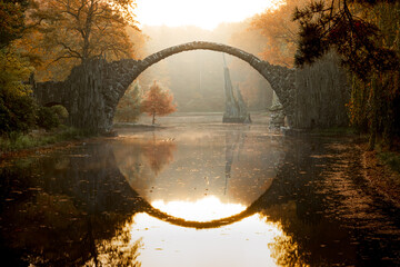 Papier peint photo Le Rakotzbrücke Rakotzbrücke à l'aube nimbée de brume  © Frank Zerahn