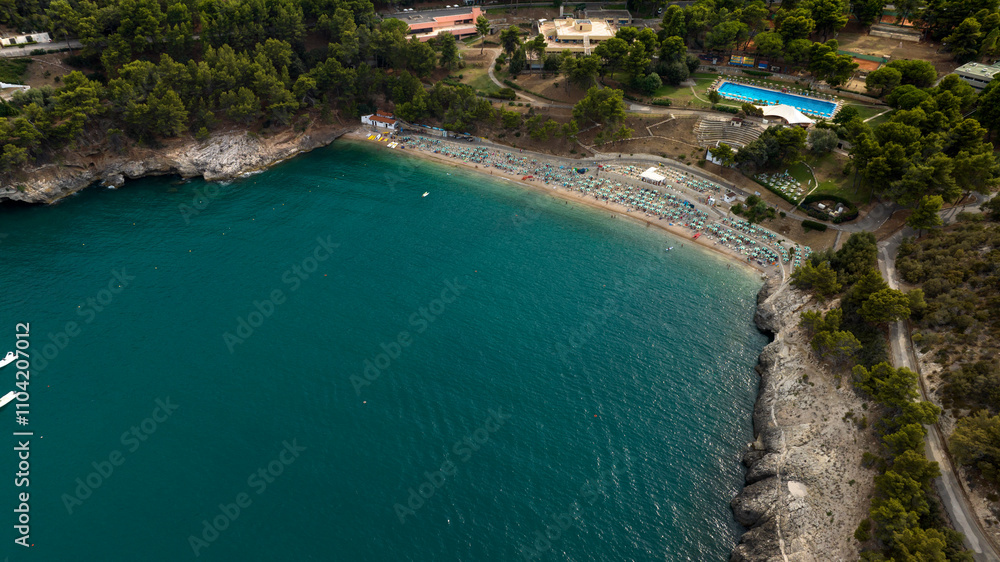 Naklejka premium Aerial view of a beach in a small cove.