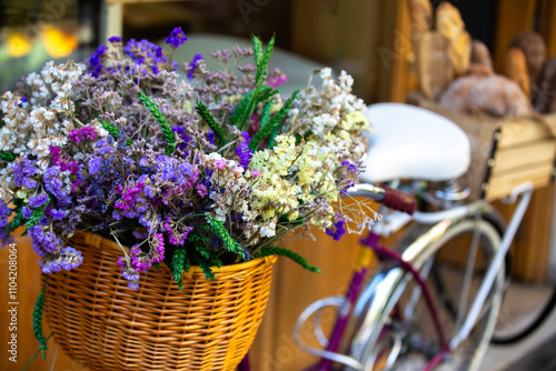 Ramo de flores cargado en la cesta de una bicicleta