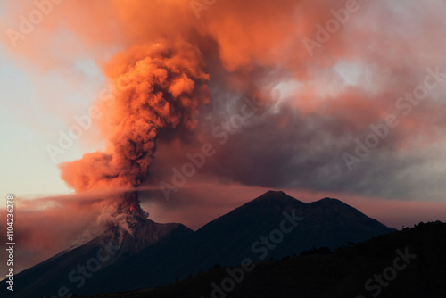 Foto Fuego Volcano is erupting on 2018-02-01 seen from Antigua city, Sacatepequez, Gu