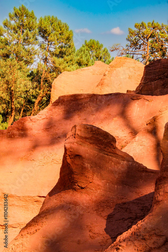 Blick auf die farbenfrohen Ockerfelsen von Roussillon
