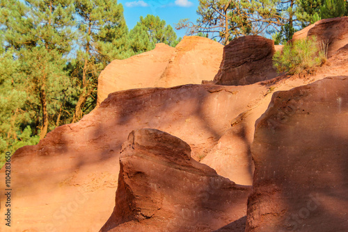 Blick auf die farbenfrohen Ockerfelsen in Roussillon, Frankreich