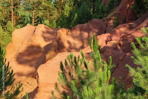 Die farbenfrohen Ockerfelsen von Roussillon in frankreich leuchten in Orangetönen