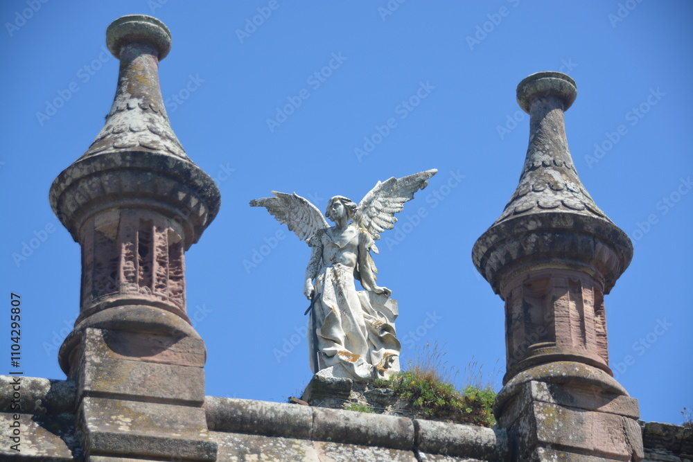 Escultura de un ángel esculpida en mármol en Comillas, Cantabria