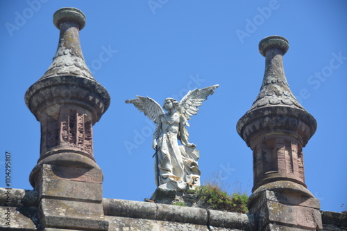 Escultura de un ángel esculpida en mármol en Comillas, Cantabria